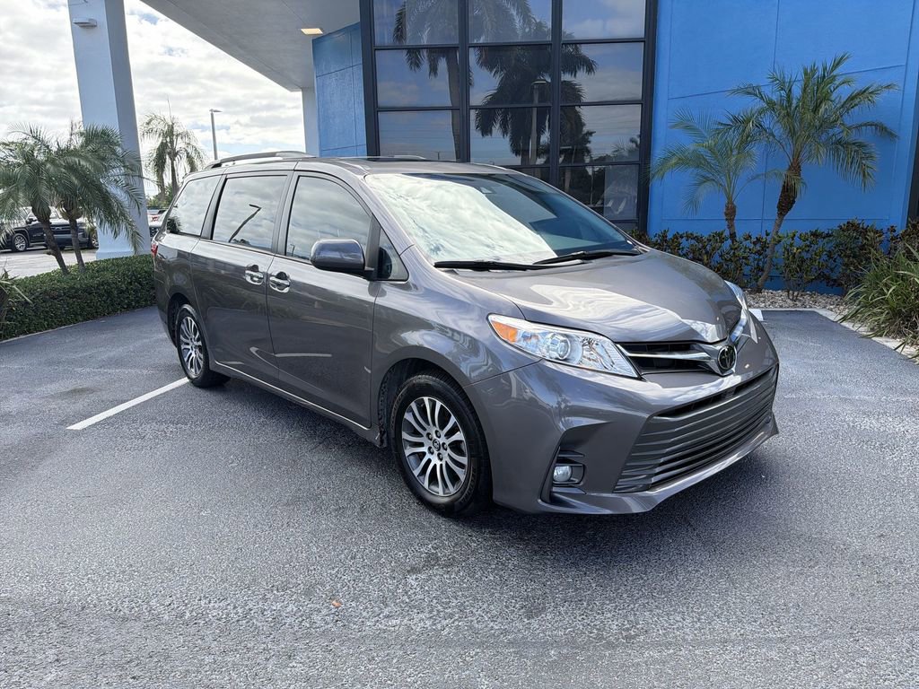 Used 2019 Toyota Sienna XLE w/ XLE Navigation Package FWD image 2