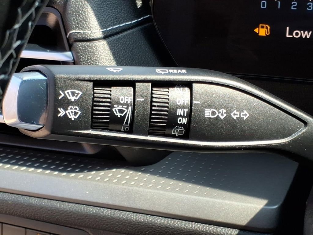 Used 2025 Chevrolet Traverse LT w/ Enhanced Driving Package AWD/4WD image 28