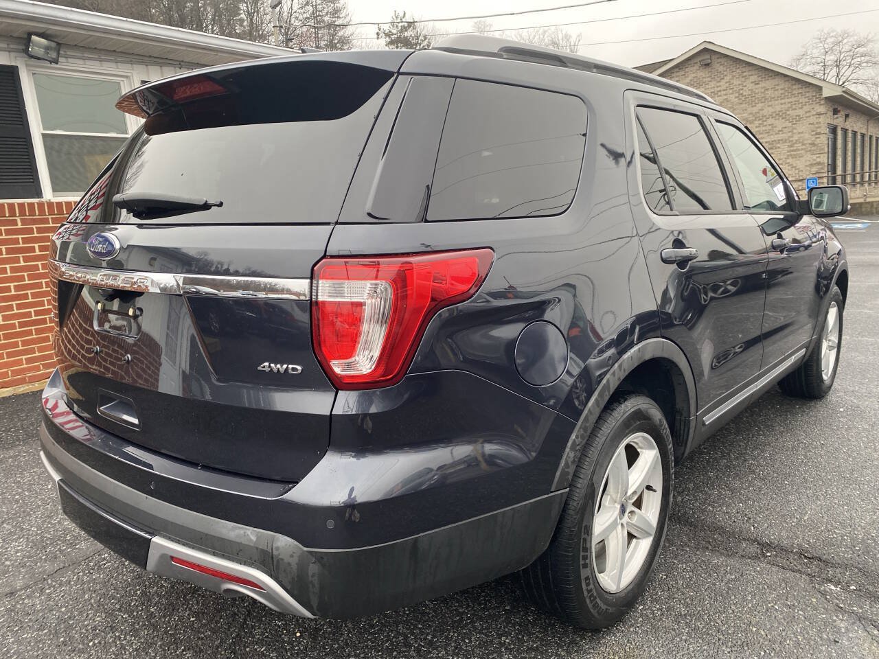 Used 2017 Ford Explorer XLT w/ Equipment Group 202A AWD/4WD image 7