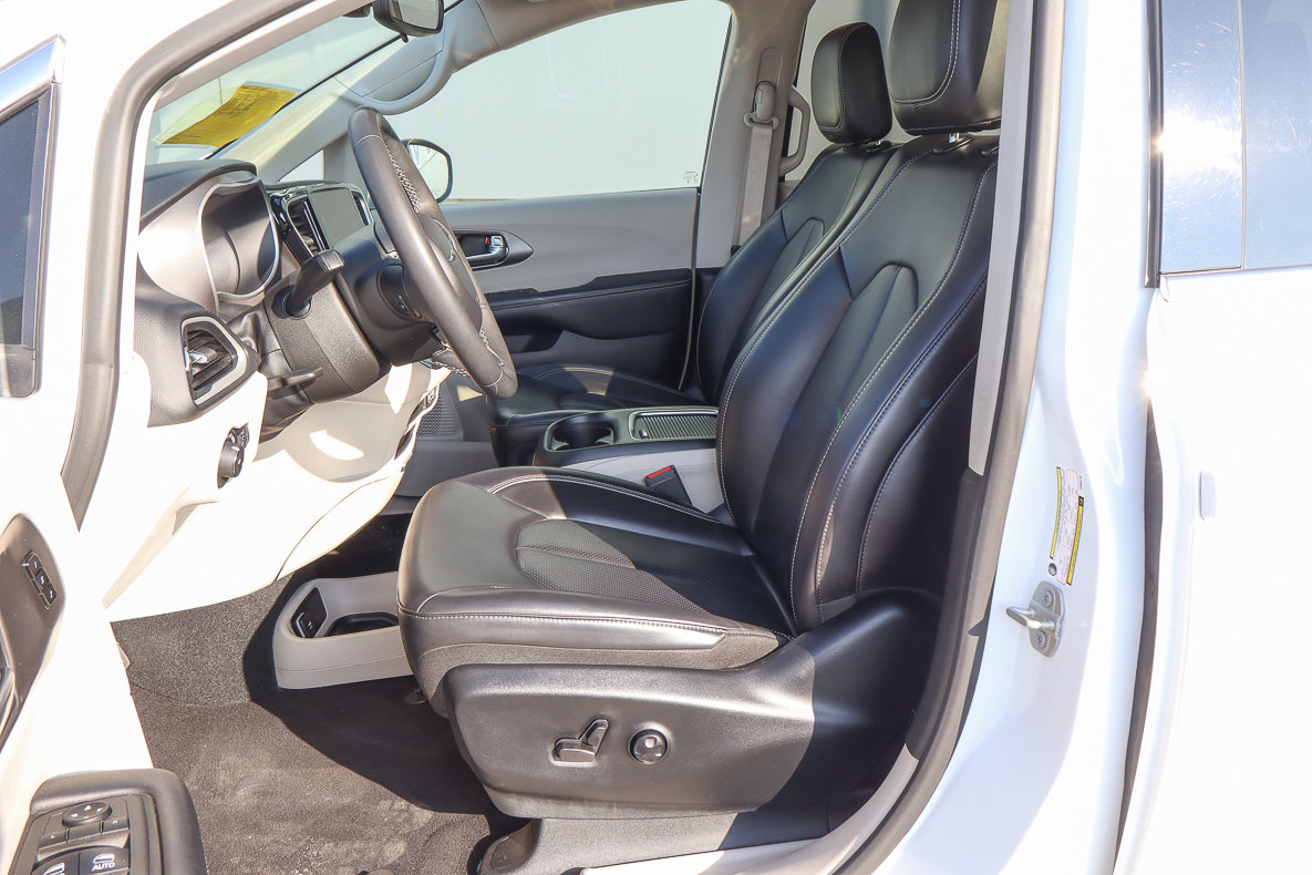 Used 2023 Chrysler Pacifica Touring-L image 7