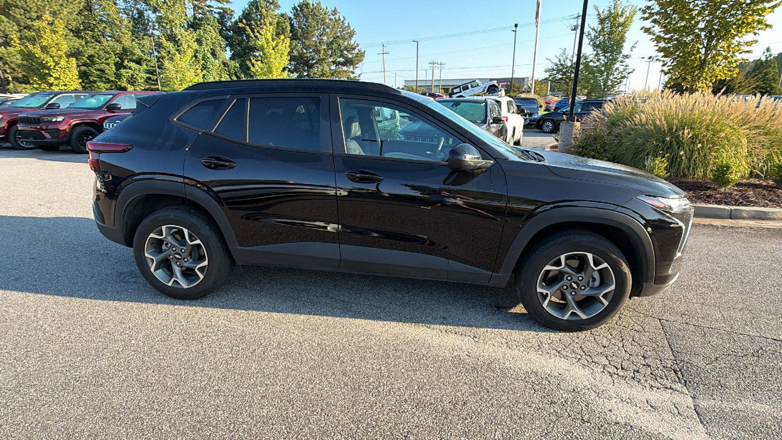 Used 2025 Chevrolet Trax LT FWD image 7
