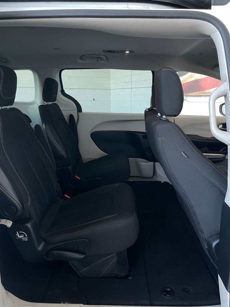 Used 2022 Chrysler Voyager LX image 14