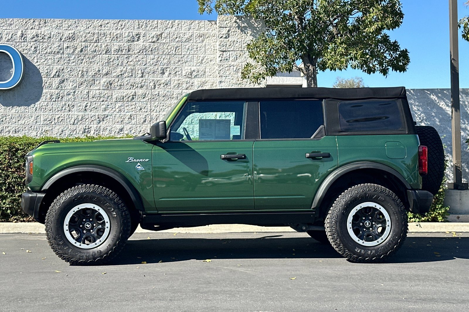 Used 2023 Ford Bronco Black Diamond w/ Sasquatch Package image 7