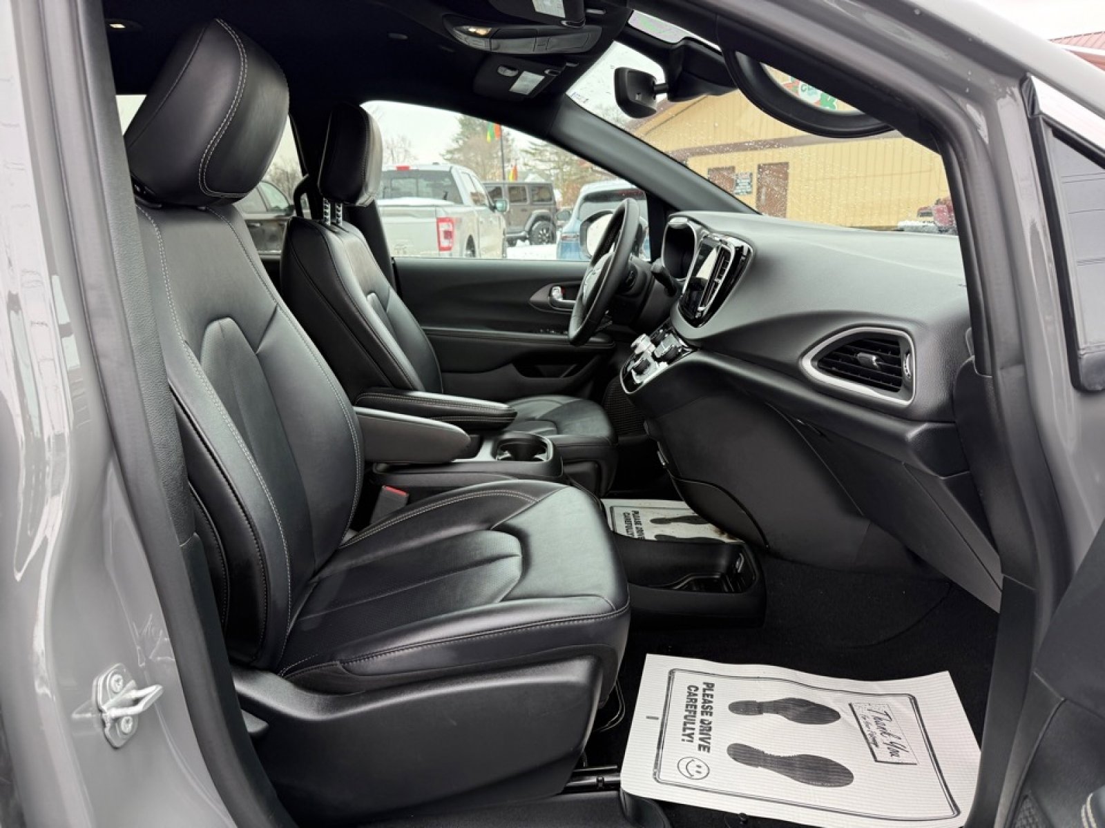 Used 2025 Chrysler Pacifica Select image 11