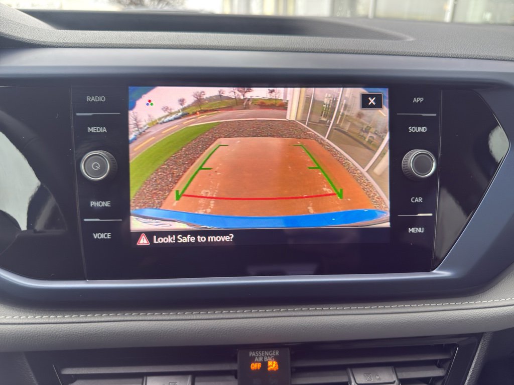 Used 2024 Volkswagen Taos SE w/ Panoramic Sunroof Package image 11