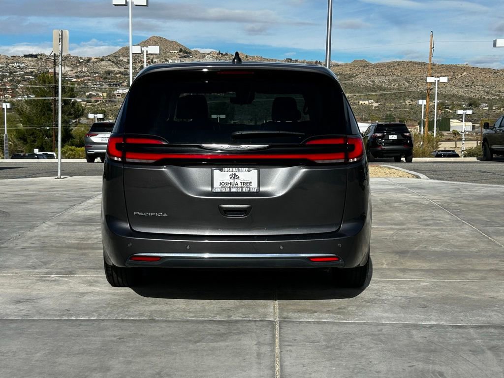 Used 2023 Chrysler Pacifica Touring-L image 7