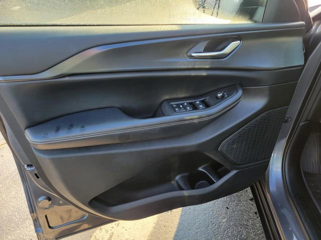 Used 2023 Jeep Grand Cherokee L Laredo image 17