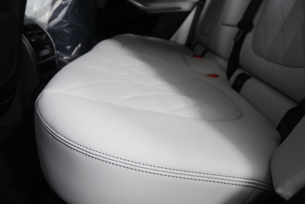 Used 2026 BMW X5 sDrive40i w/ Executive Package RWD image 15