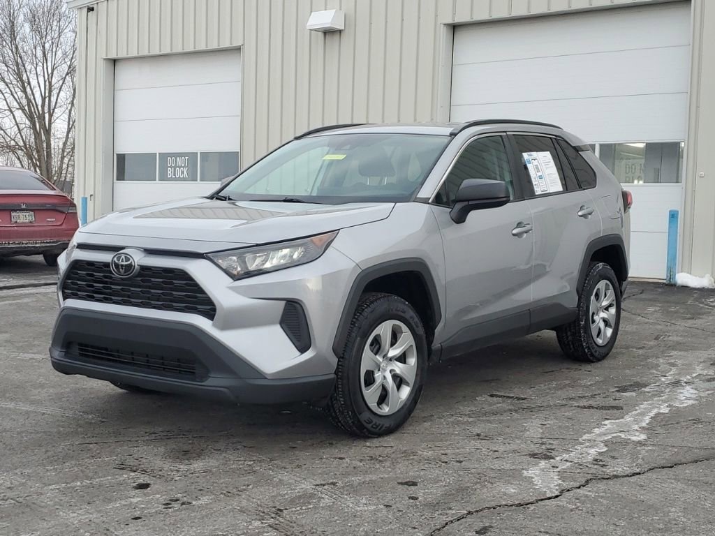 Used 2021 Toyota RAV4 LE image 3