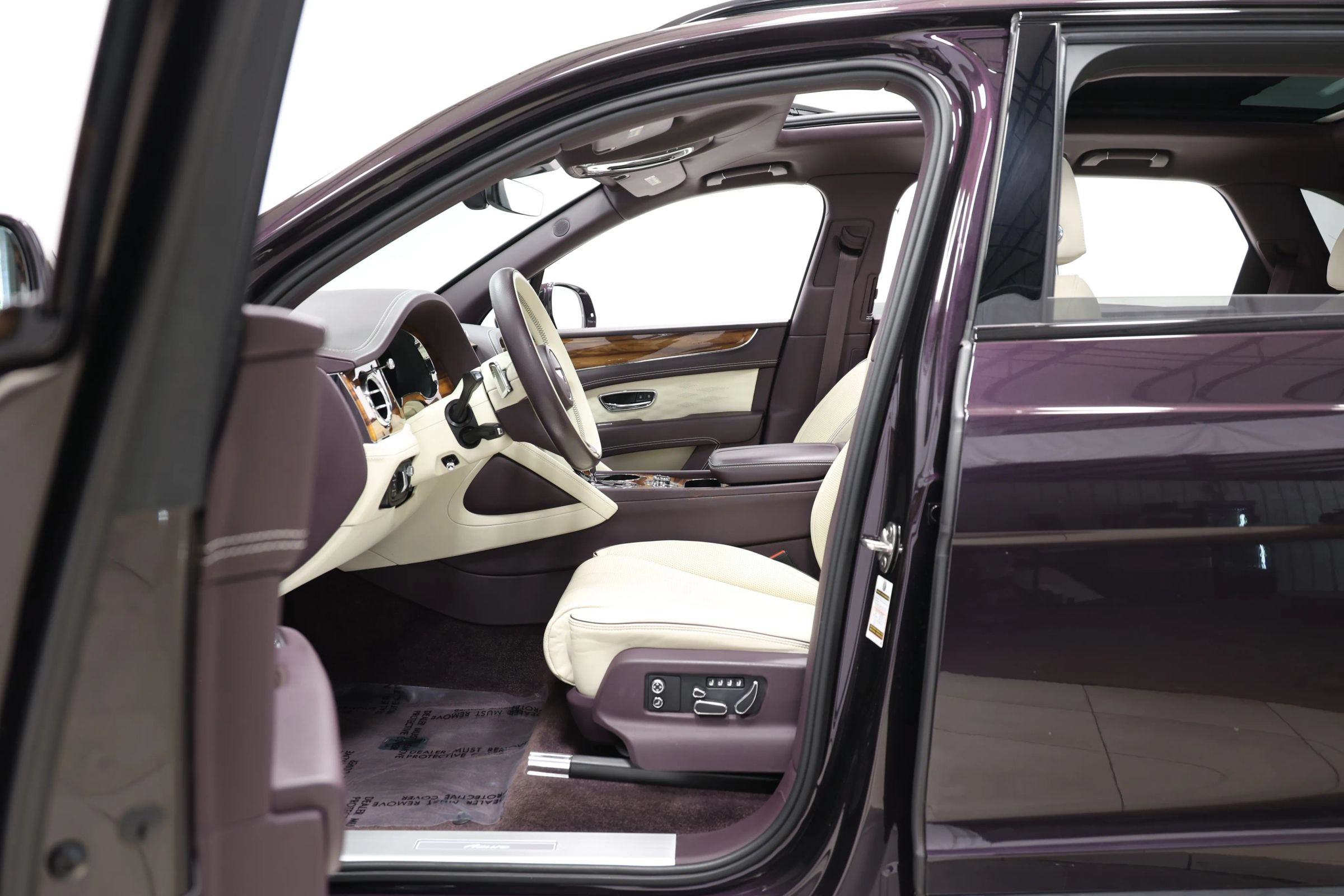 Used 2023 Bentley Bentayga Extended Wheelbase AWD/4WD image 17