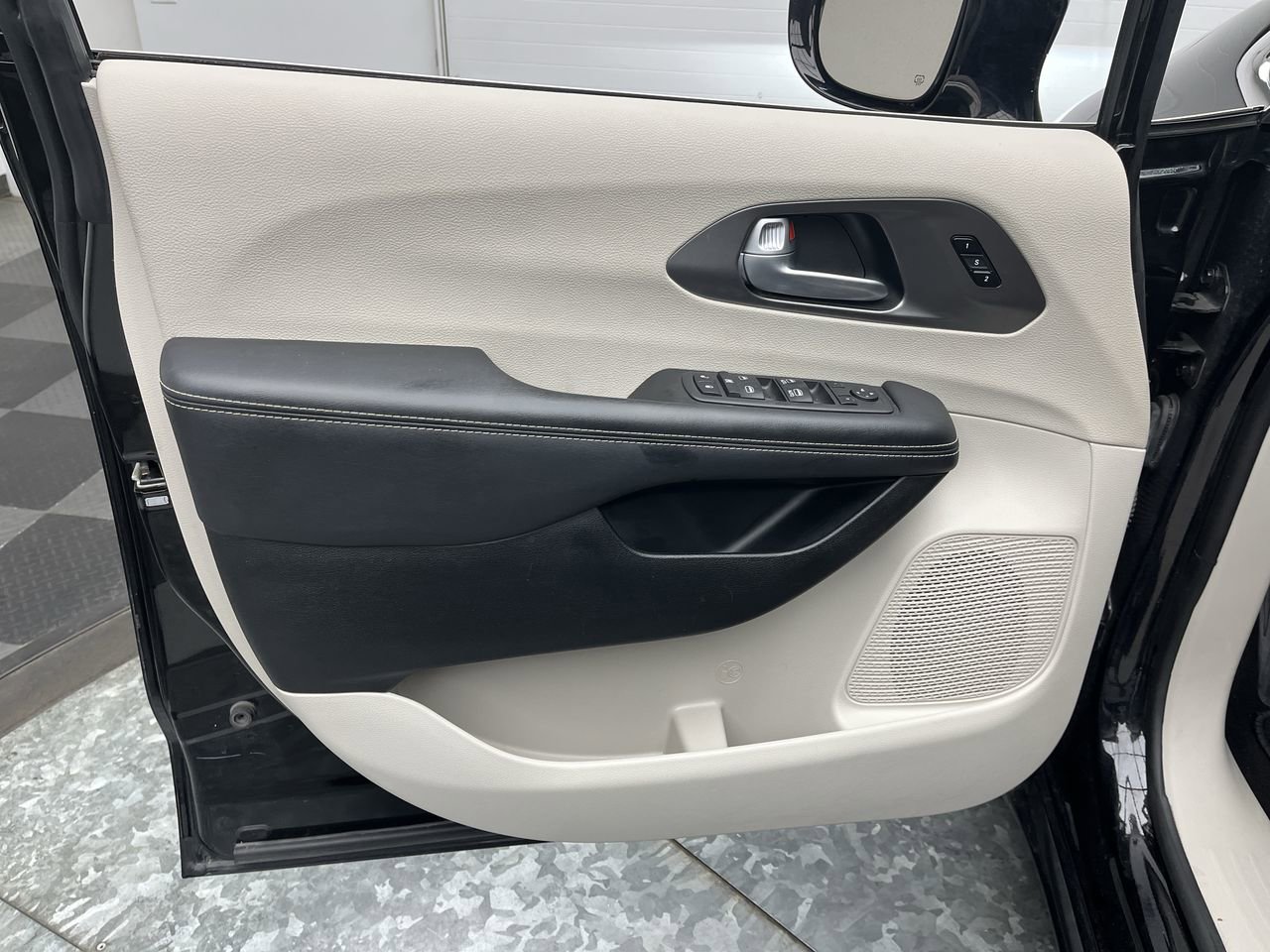 Used 2024 Chrysler Pacifica Touring-L FWD image 7