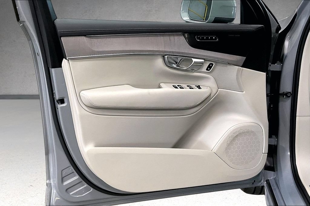 Certified 2025 Volvo XC90 B5 Ultra AWD/4WD image 21