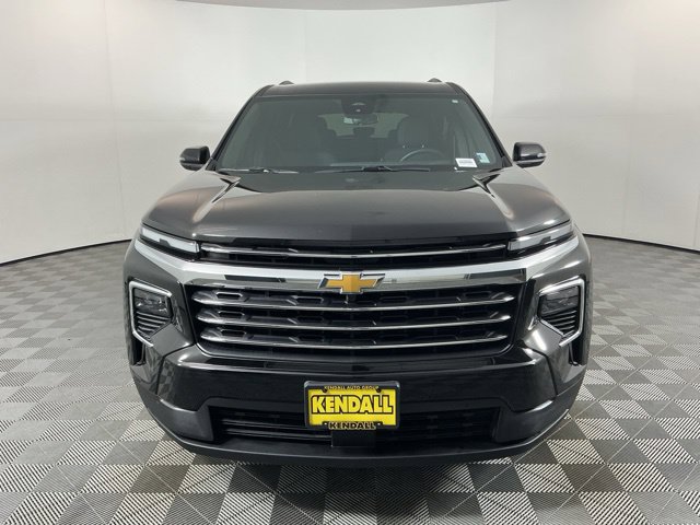 Used 2025 Chevrolet Traverse LT FWD image 2
