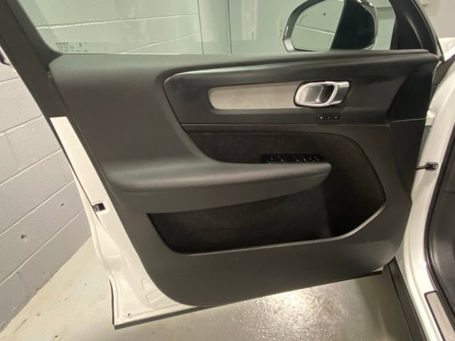 Used 2025 Volvo XC40 B5 Plus image 7
