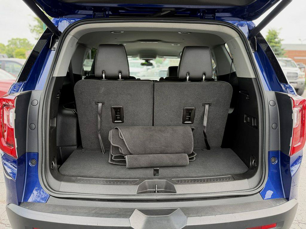 Used 2023 GMC Acadia SLT w/ Technology Package FWD image 19