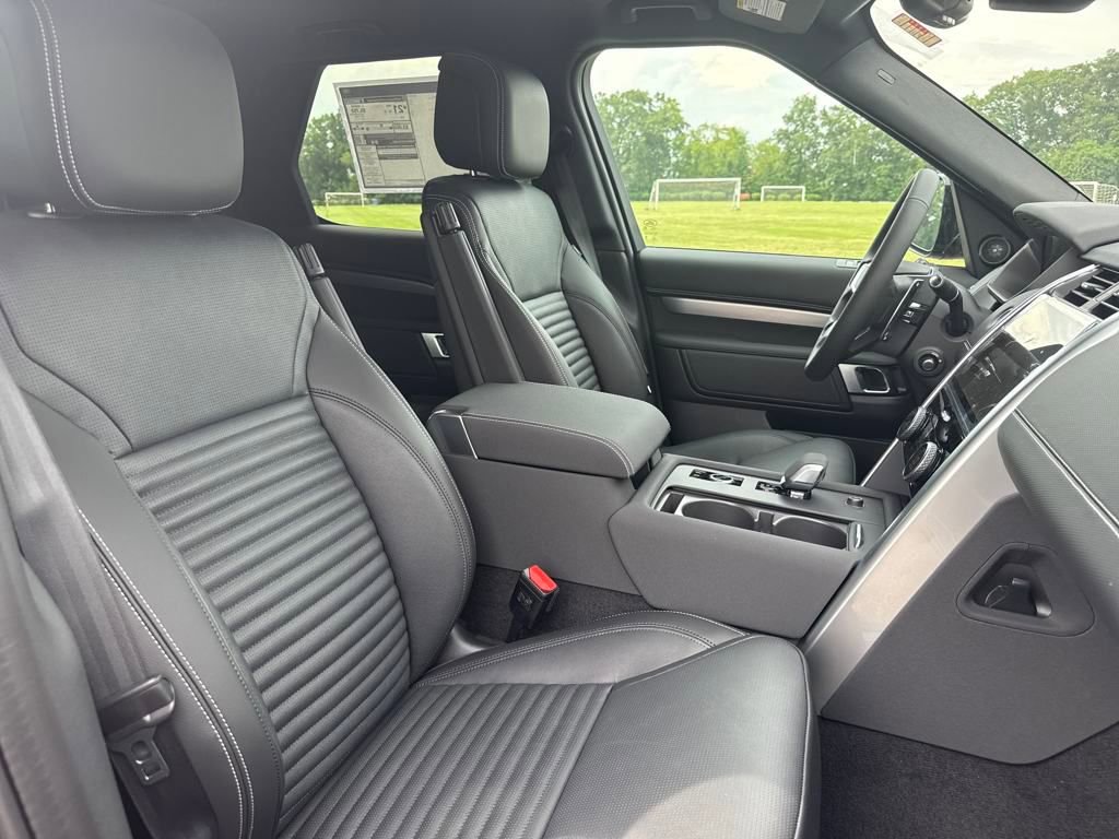 New 2025 Land Rover Discovery Dynamic SE image 16