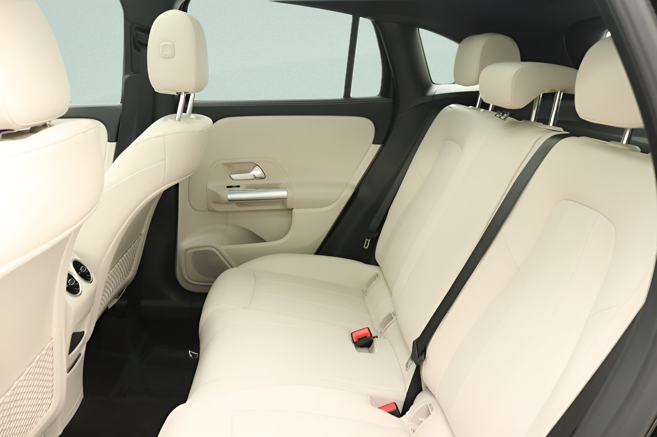 Used 2025 Mercedes-Benz GLA 250 image 32