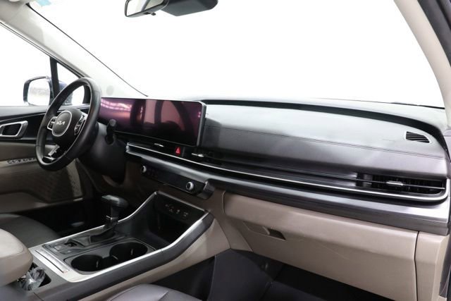 Used 2025 Kia Carnival FWD image 16