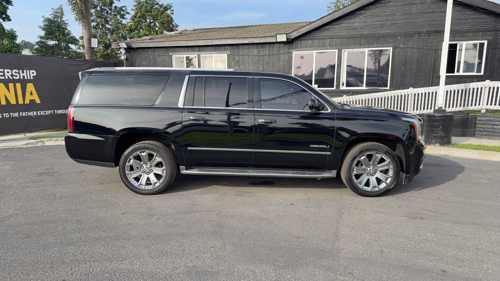 Used 2016 GMC Yukon XL Denali image 9