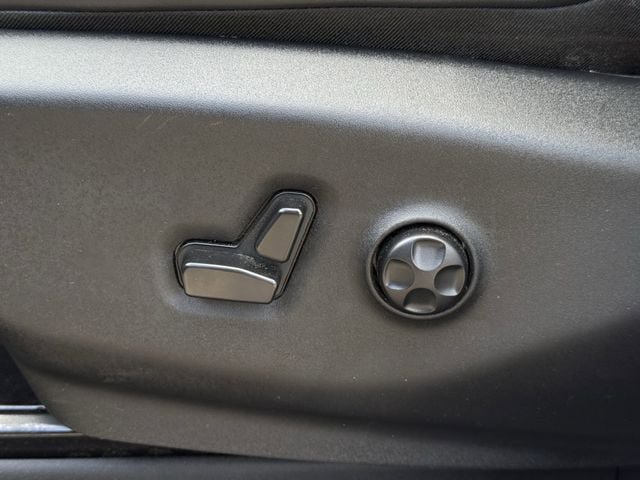 Used 2024 Chrysler Pacifica Limited FWD image 26