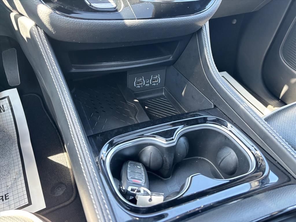 Used 2025 Chrysler Pacifica Limited image 21