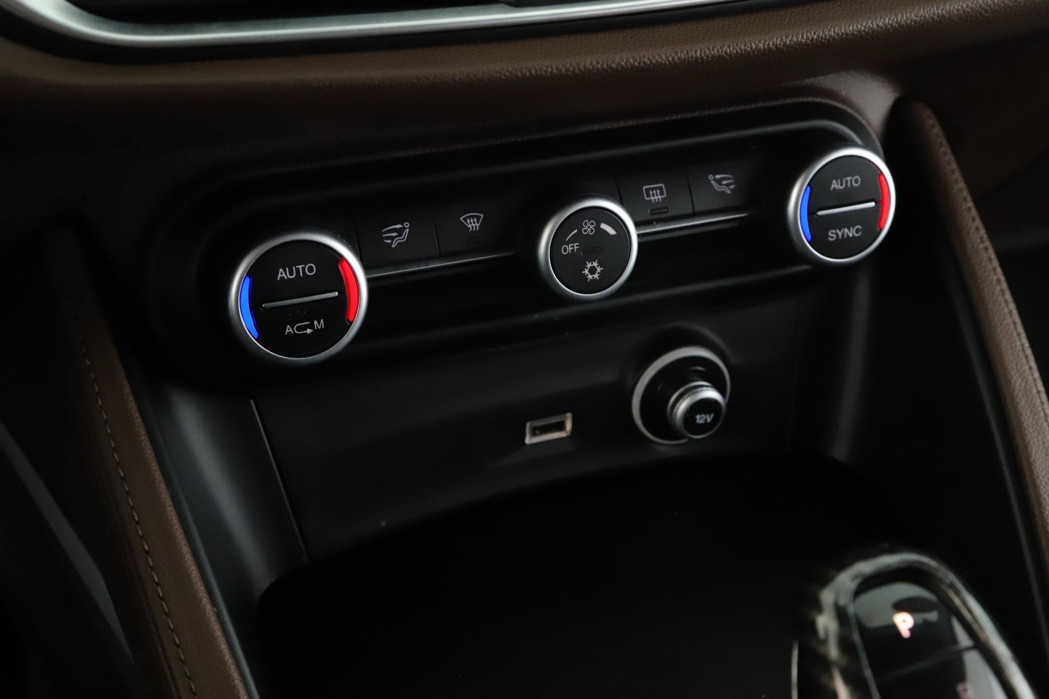 Used 2018 Alfa Romeo Stelvio AWD image 13