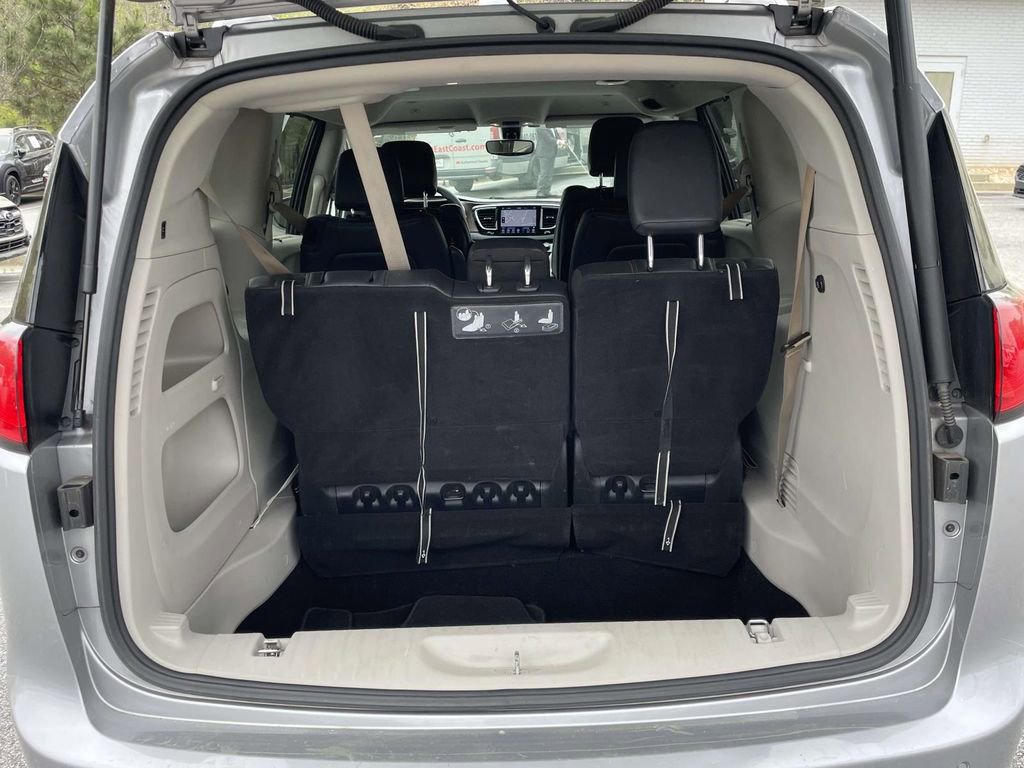 Used 2018 Chrysler Pacifica Touring-L Plus w/ Tire & Wheel Group image 10