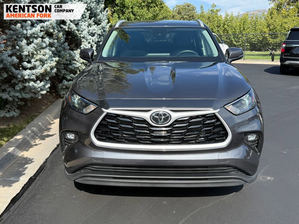 Used 2025 Toyota Highlander XLE image 2