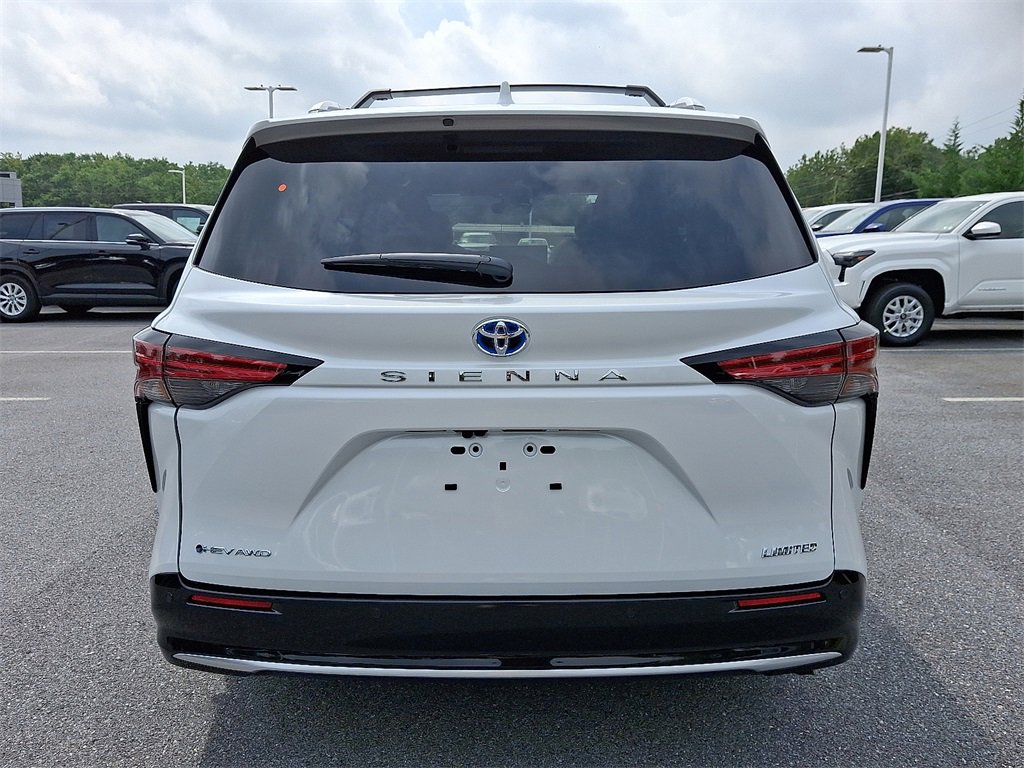 New 2025 Toyota Sienna Limited image 4