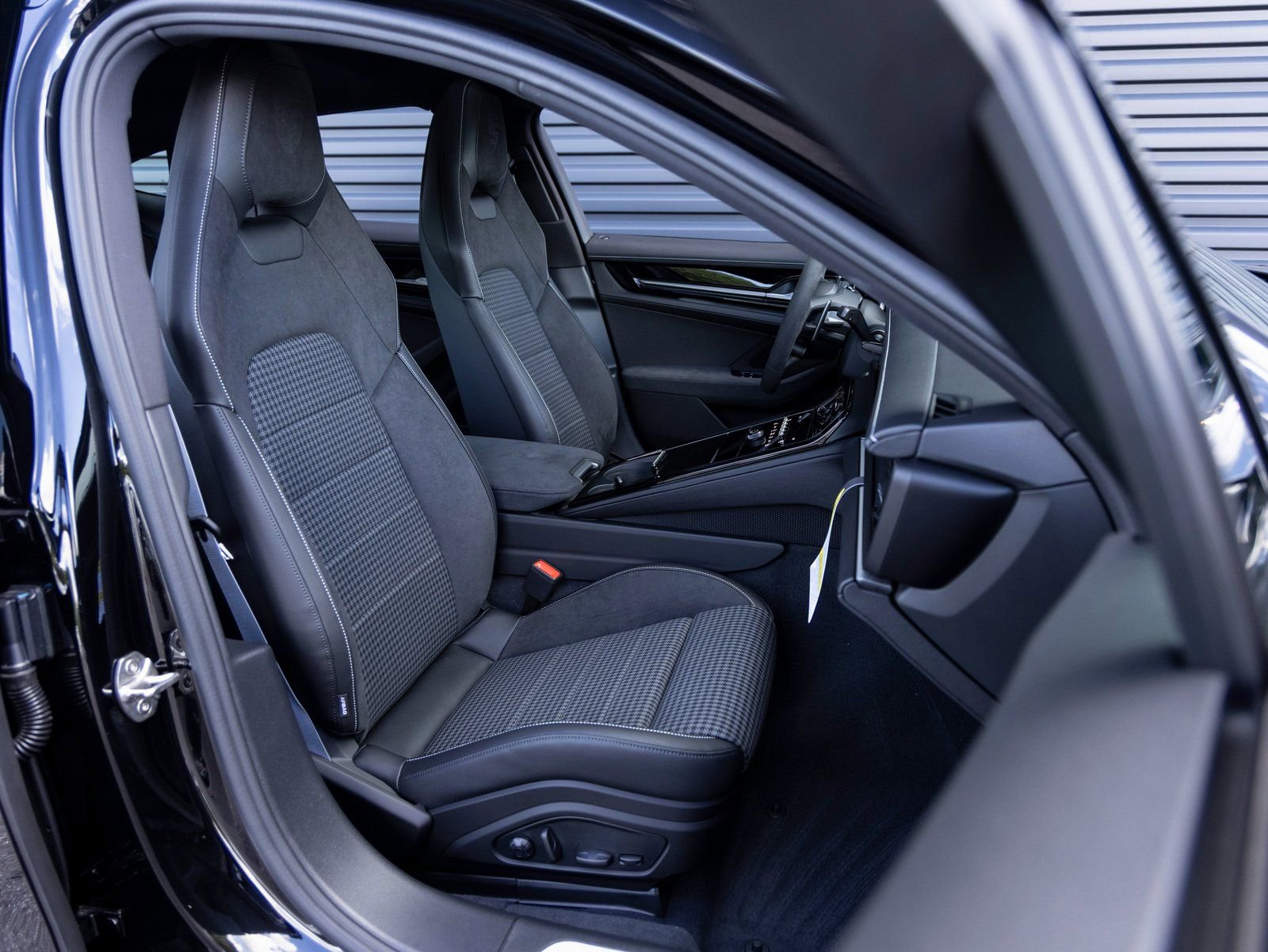 Used 2025 Porsche Panamera 4 image 33