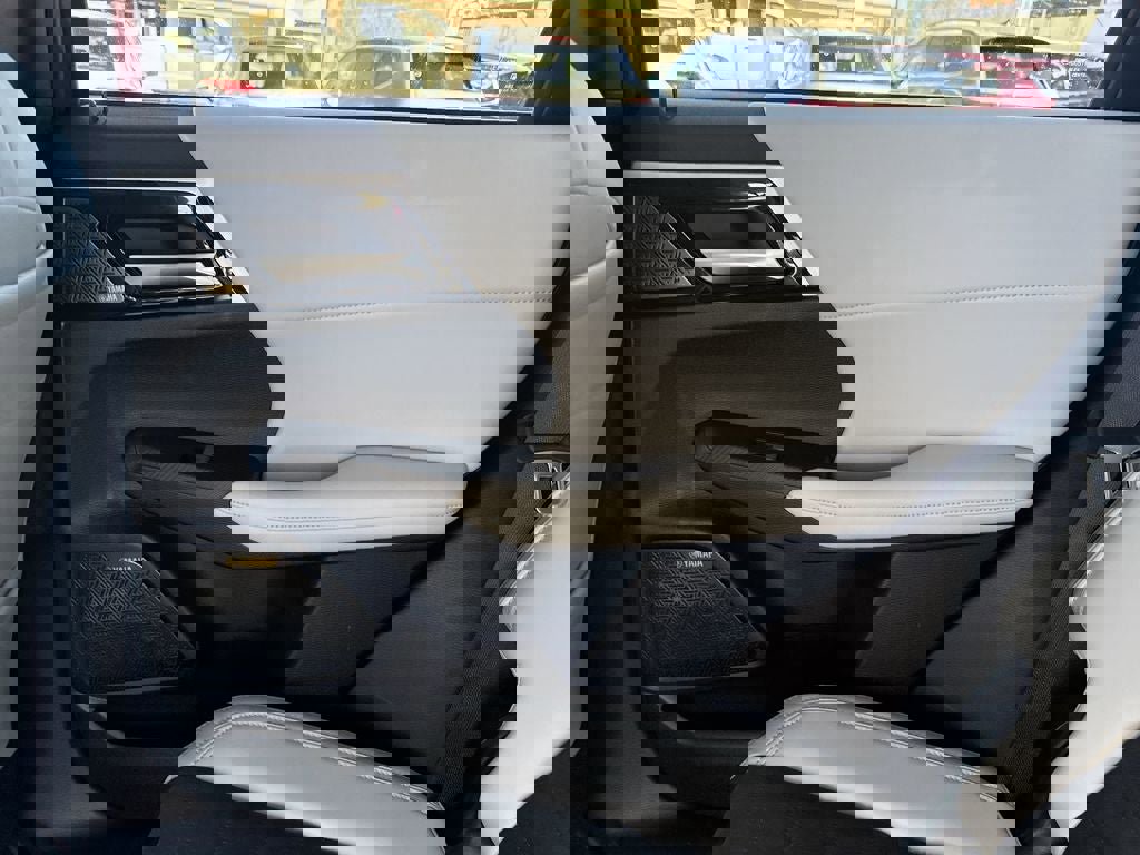 New 2025 Mitsubishi Outlander SE image 28