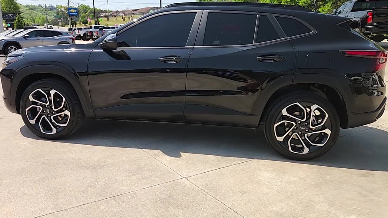 Used 2025 Chevrolet Trax RS w/ Sunroof Package FWD image 4