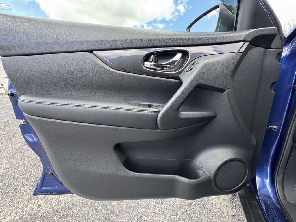 Used 2017 Nissan Rogue S AWD/4WD image 27