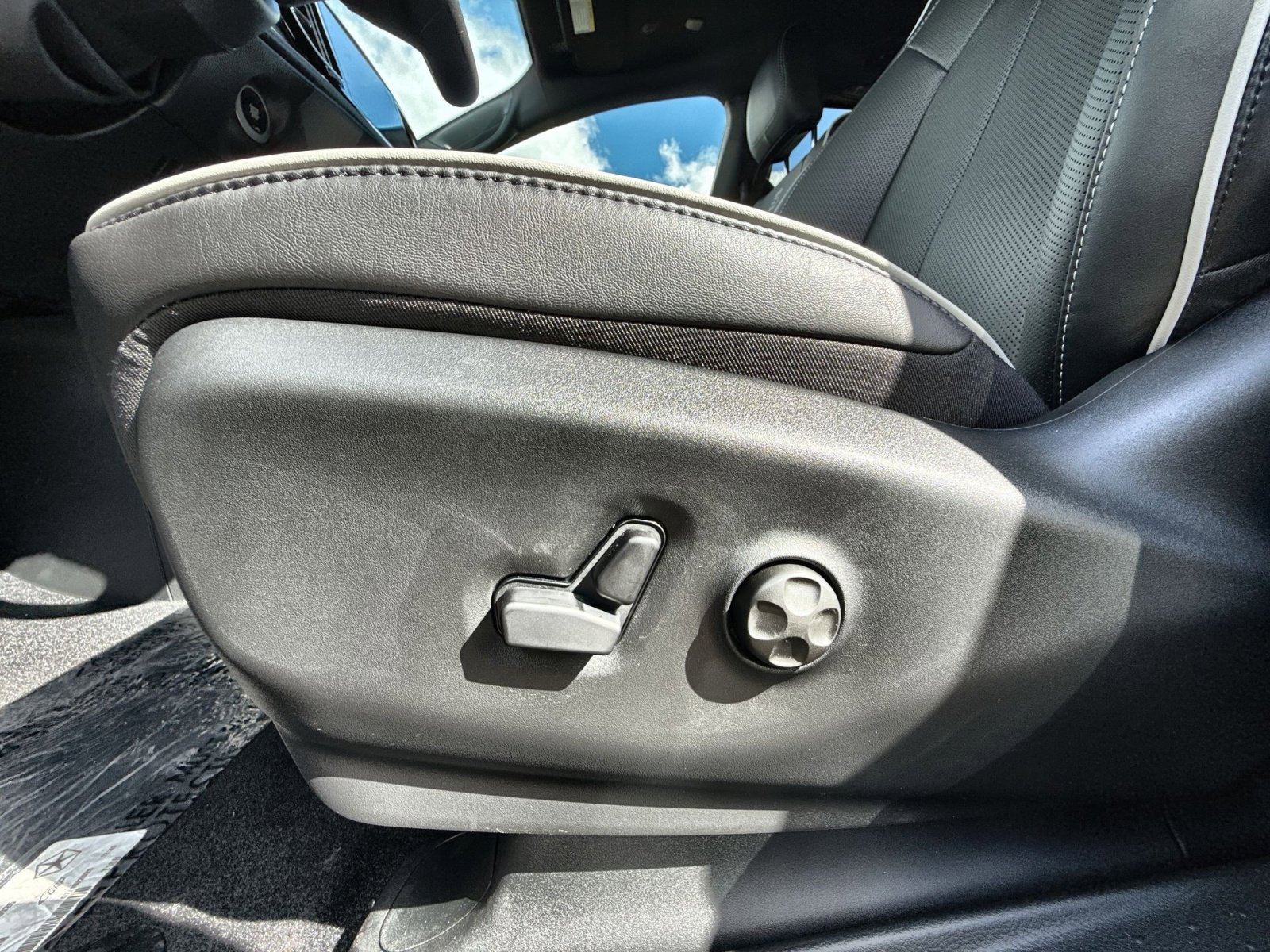 New 2026 Chrysler Pacifica Limited w/ S Appearance Package image 14