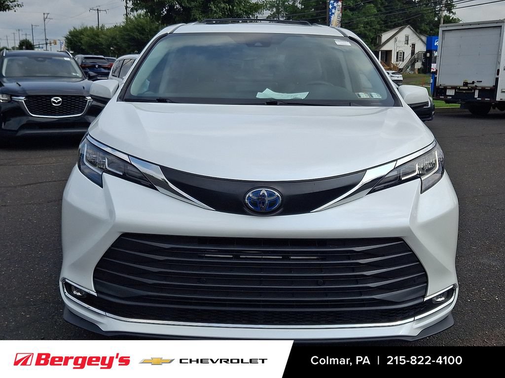 Used 2023 Toyota Sienna XLE AWD/4WD image 2