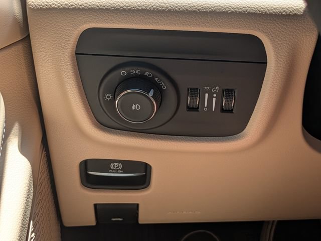 Used 2025 Jeep Grand Cherokee Limited w/ Luxury Tech Group II AWD/4WD image 33