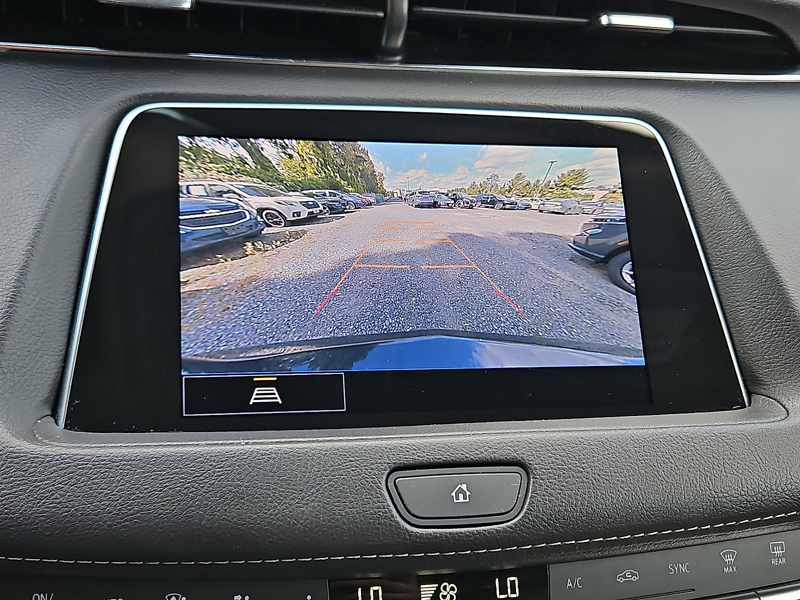 Used 2022 Cadillac XT4 Luxury w/ Cold Weather Package AWD/4WD image 18