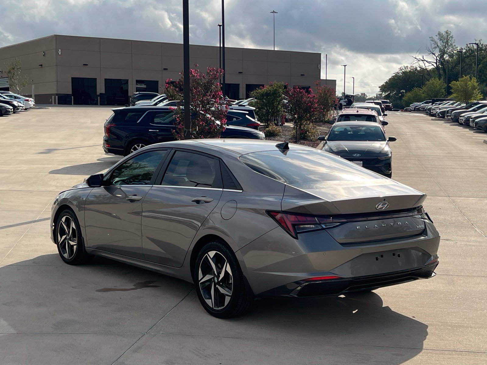 Used 2022 Hyundai Elantra Limited FWD image 9