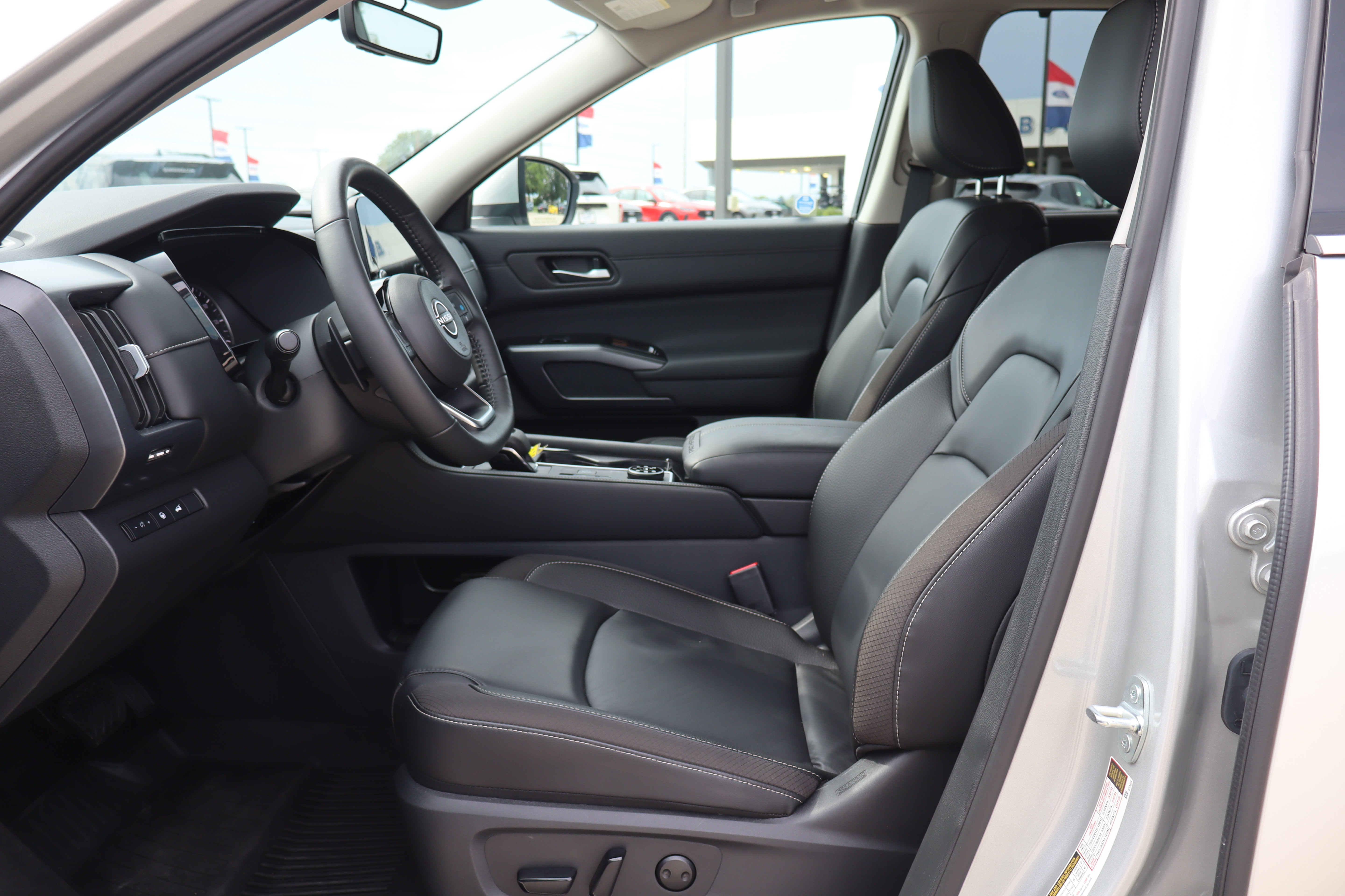 Used 2025 Nissan Pathfinder SL w/ Cargo Package AWD/4WD image 10