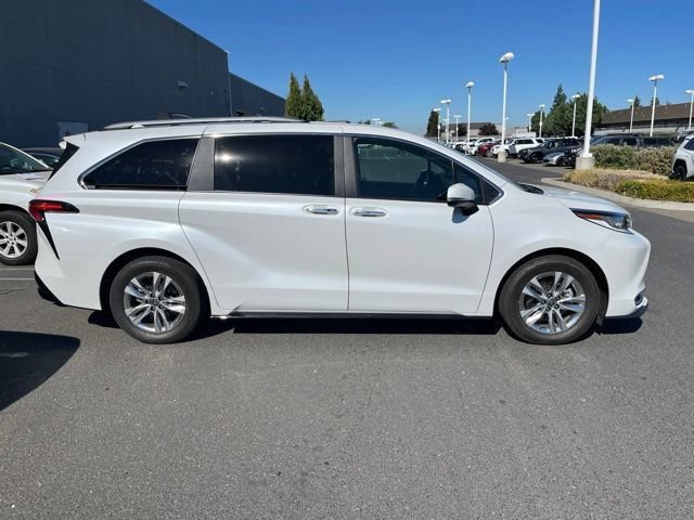 Used 2025 Toyota Sienna Limited FWD image 3