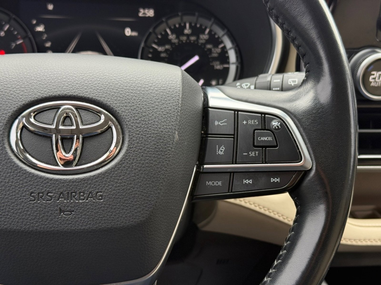 Used 2020 Toyota Highlander XLE image 27