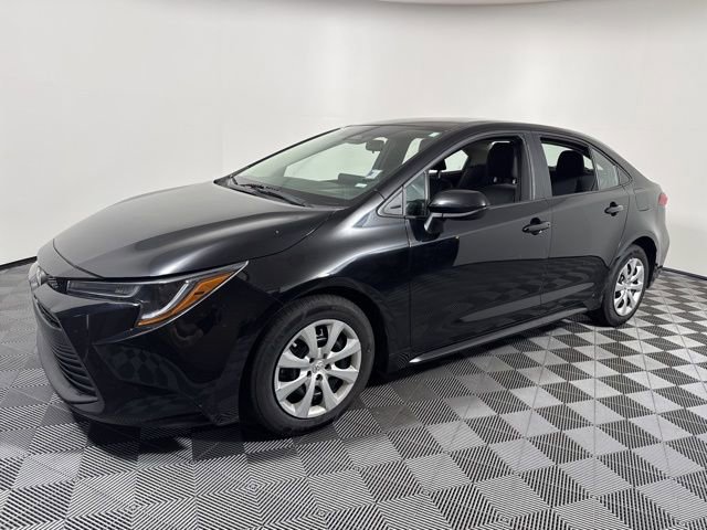Used 2024 Toyota Corolla LE image 2