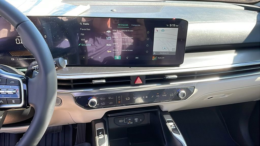 Used 2025 Kia Sorento EX w/ EX Panoramic Sunroof Package image 14