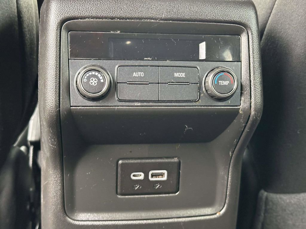 Used 2023 GMC Acadia SLE image 17