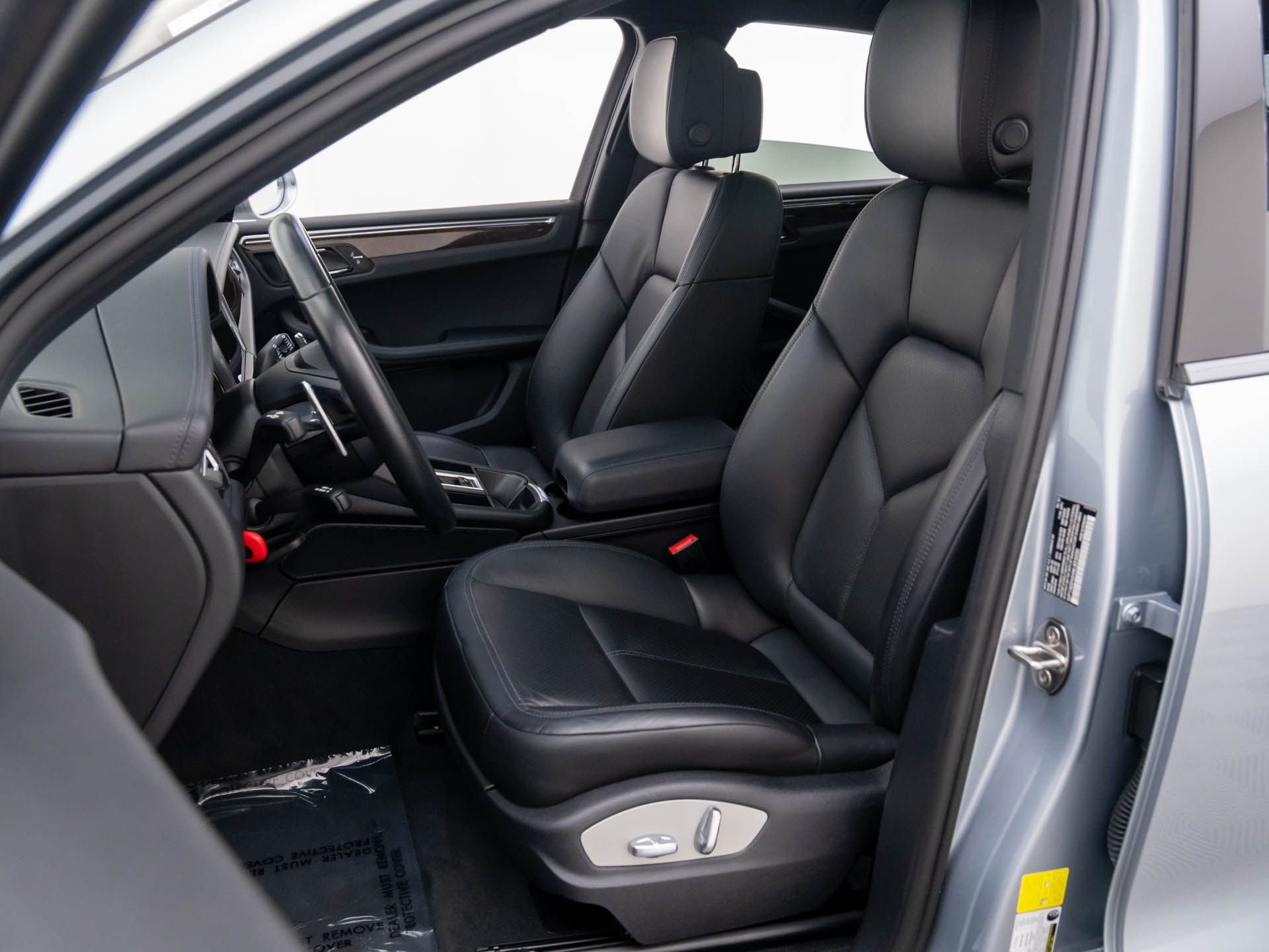 Used 2022 Porsche Macan S w/ Premium Package image 15