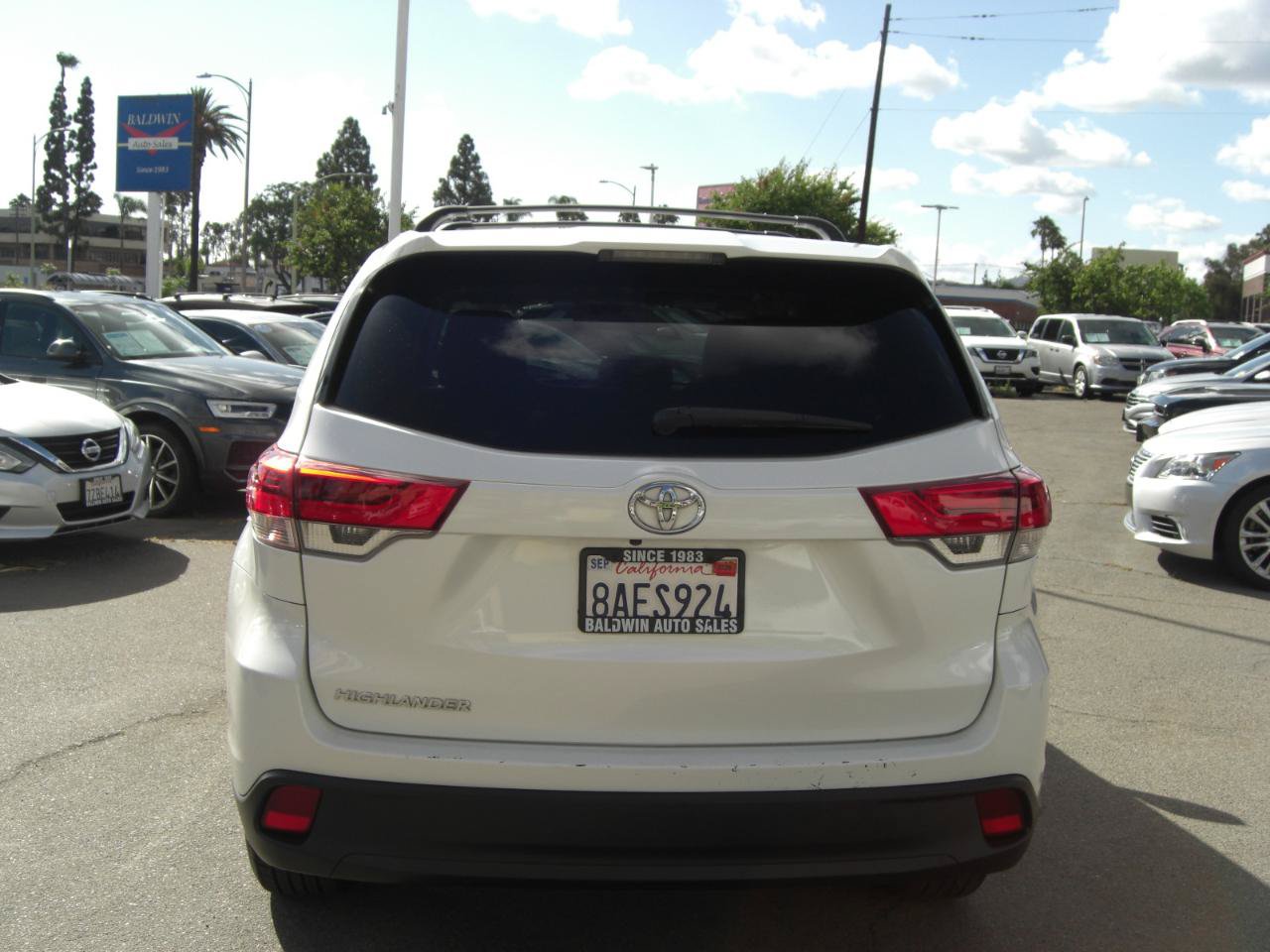 Used 2017 Toyota Highlander LE w/ Carpet Mat Package FWD image 12