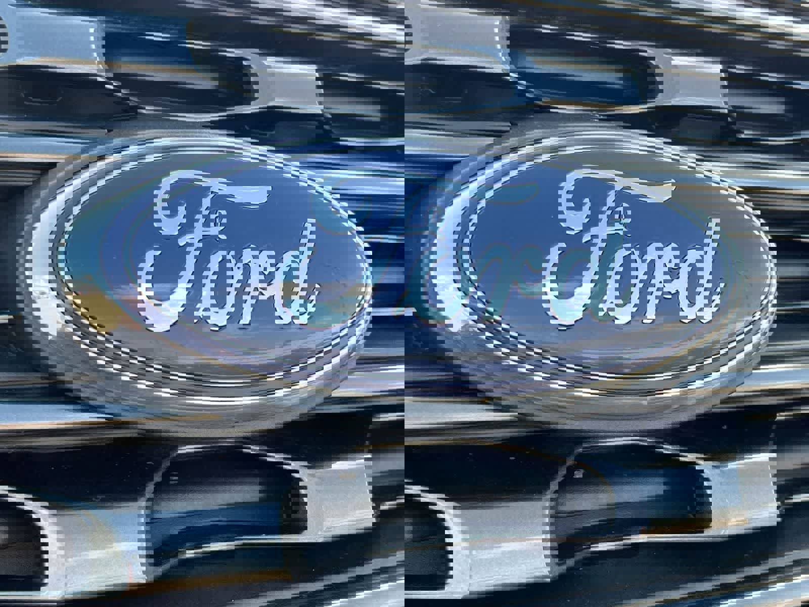 Used 2017 Ford Explorer XLT w/ Equipment Group 202A AWD/4WD image 13