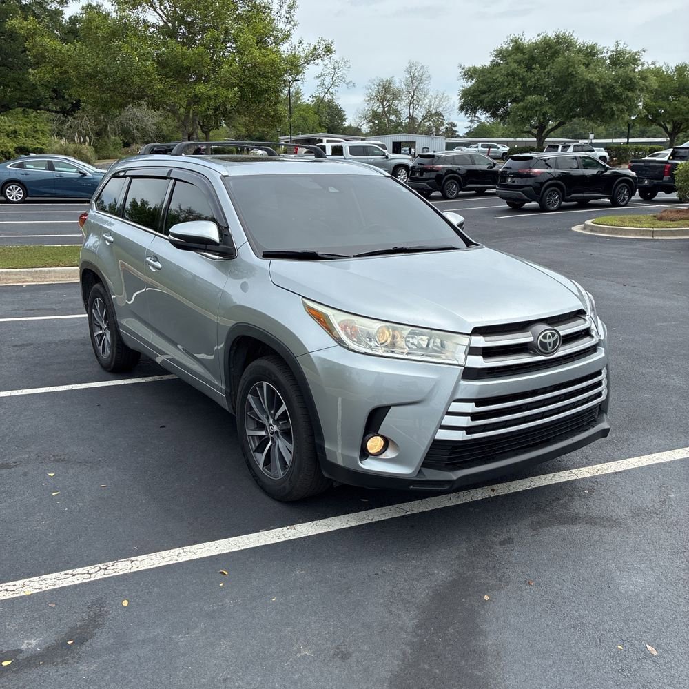 Used 2018 Toyota Highlander XLE image 1