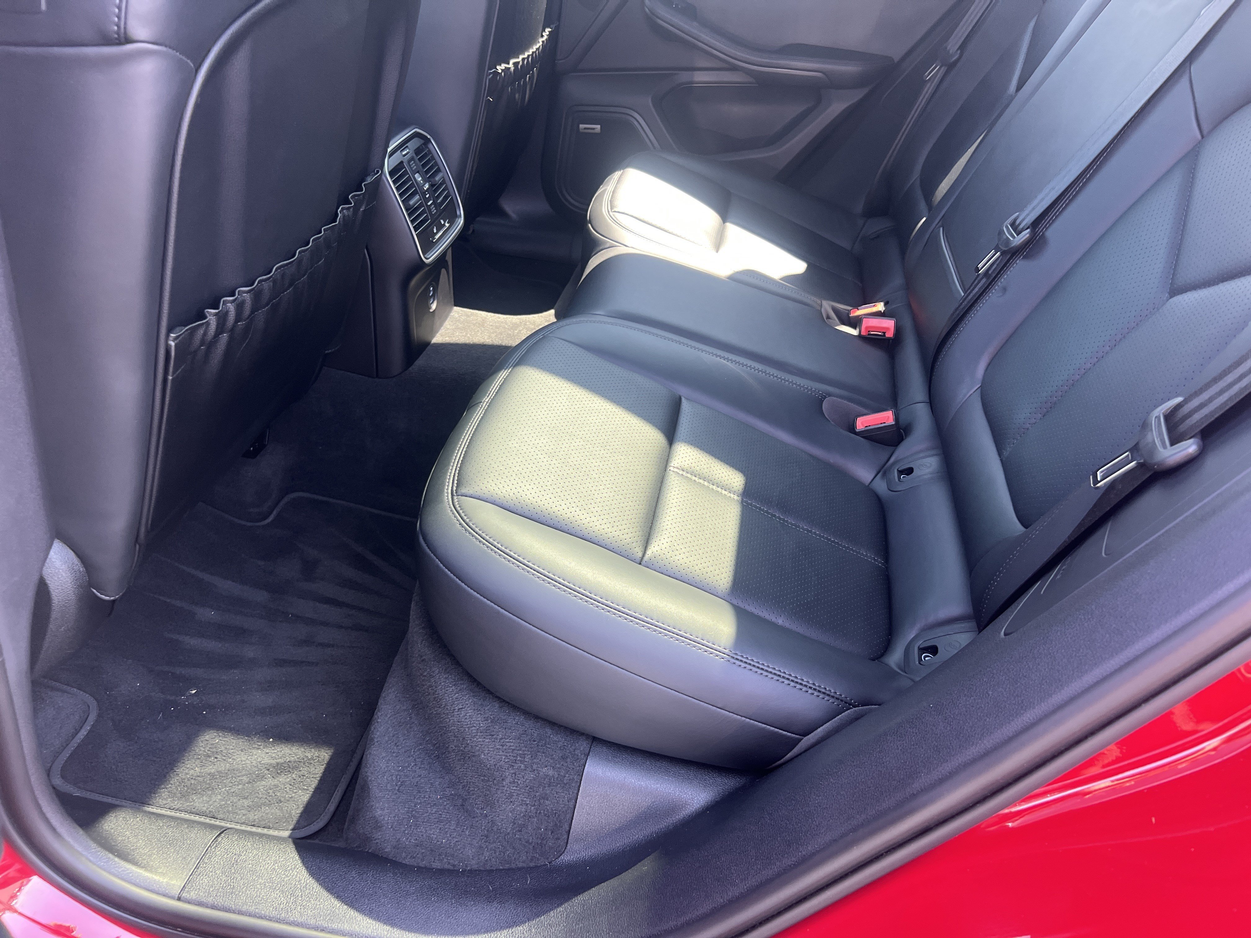 Used 2023 Porsche Macan AWD/4WD image 32