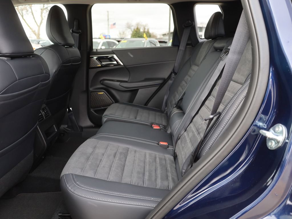 New 2025 Mitsubishi Outlander SE image 28